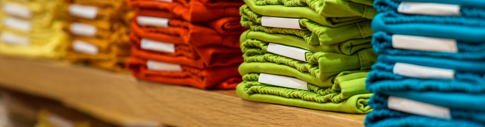 label-markets-retail-labels-clothes-folded-shirts-colors-table-dls